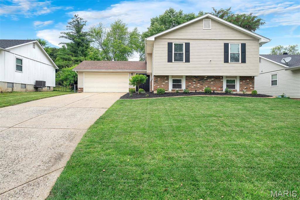 713 Greenridge LN, St Peters, MO 63376