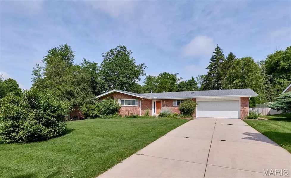 11149 Clarissa DR, Creve Coeur, MO 63141