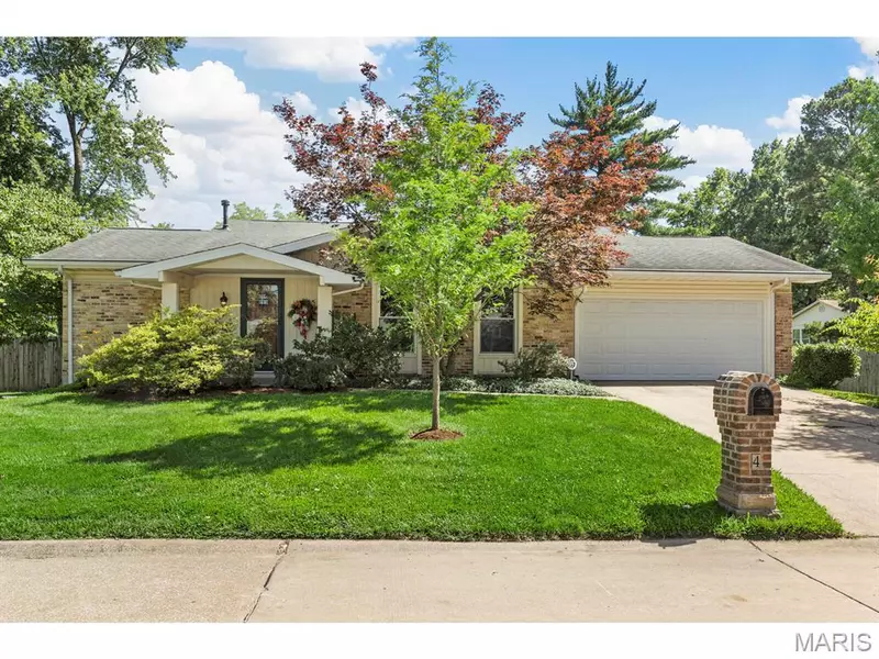 4 Spring Leaf CT, St Peters, MO 63376