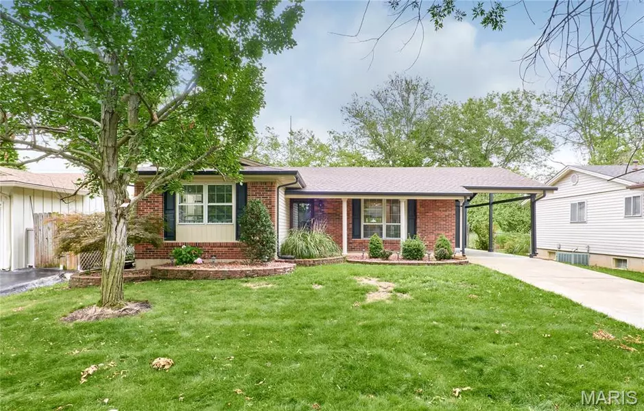2274 Westglen Park DR, Maryland Heights, MO 63043