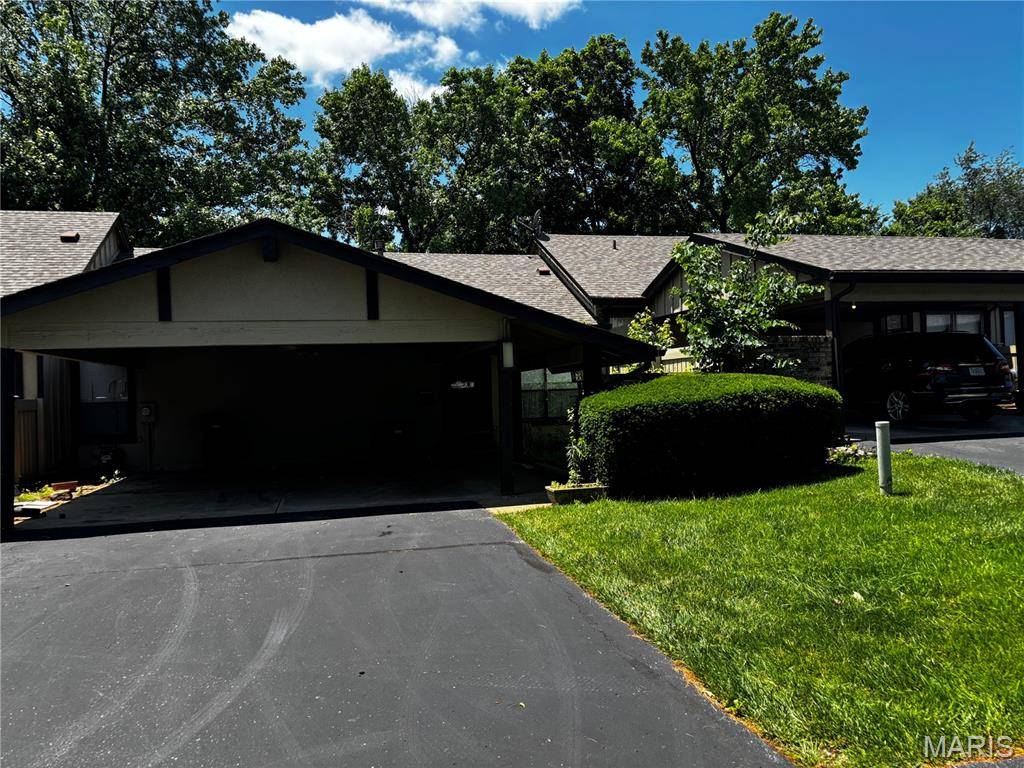 11021 Thousand Oaks DR, St Louis, MO 63136
