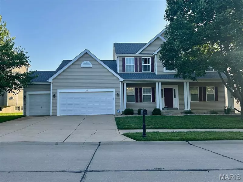 18 Fountainview DR, St Charles, MO 63303