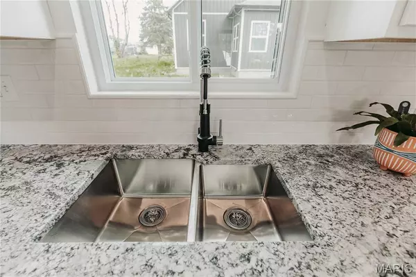 Dixon, MO 65459,119 S Oak ST