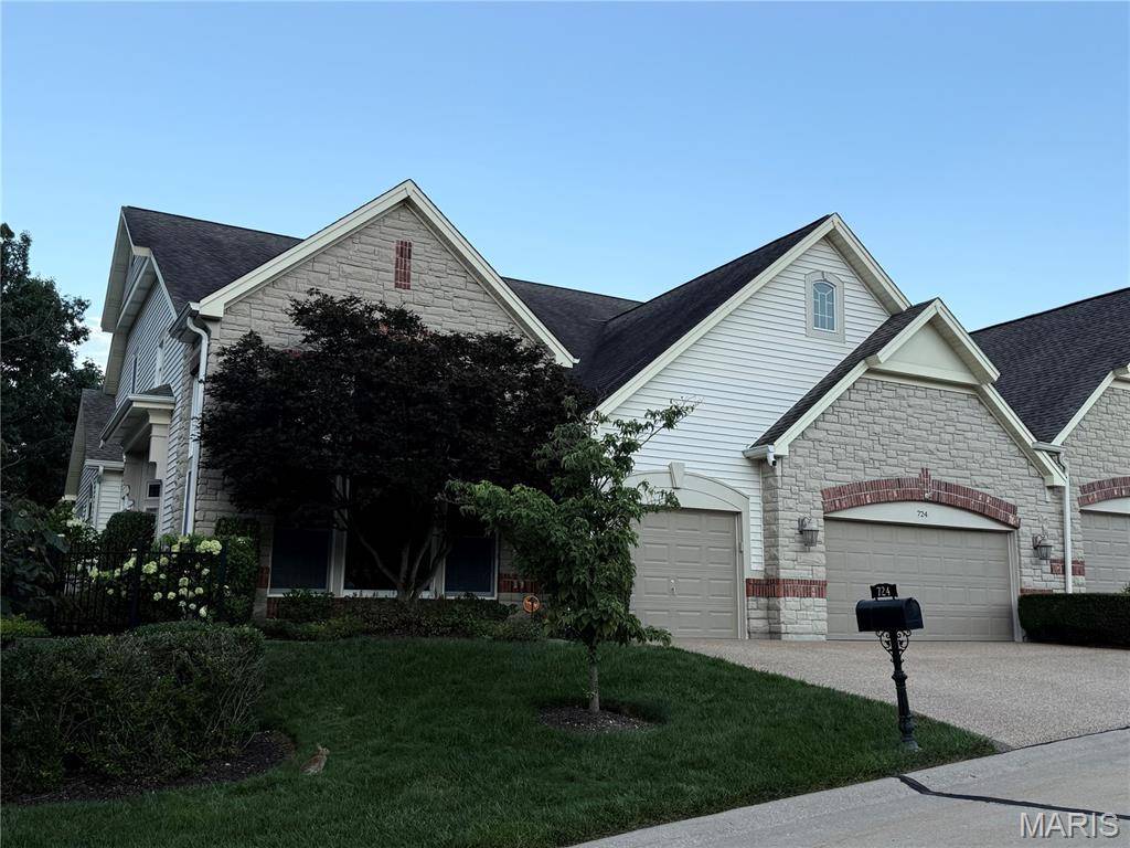 724 Stonebluff CT, Chesterfield, MO 63005