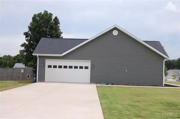 Poplar Bluff, MO 63901,1002 E Donna DR