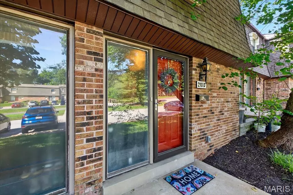Ballwin, MO 63021,210 Braeshire DR #D