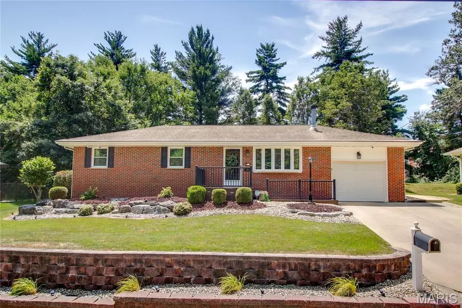 2421 Woodcrest DR, Alton, IL 62002