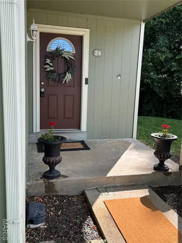 24 Lantern LN, Lake St Louis, MO 63367