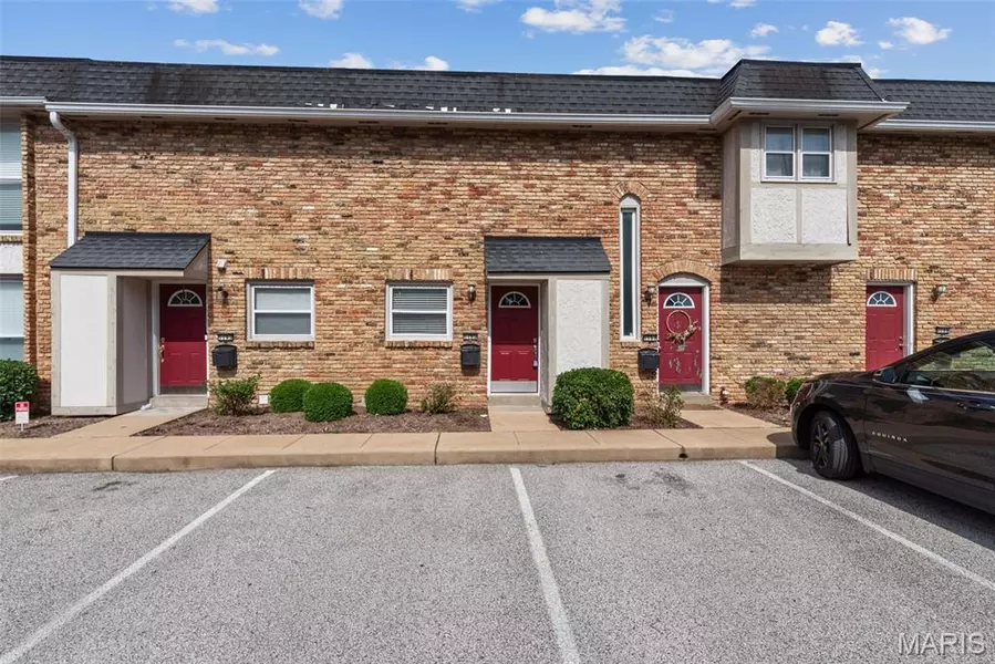 1195 Rue La Chelle WALK #1195, Creve Coeur, MO 63141
