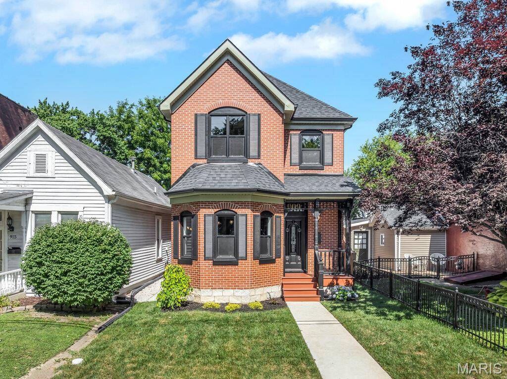 909 S 4th ST, St Charles, MO 63301