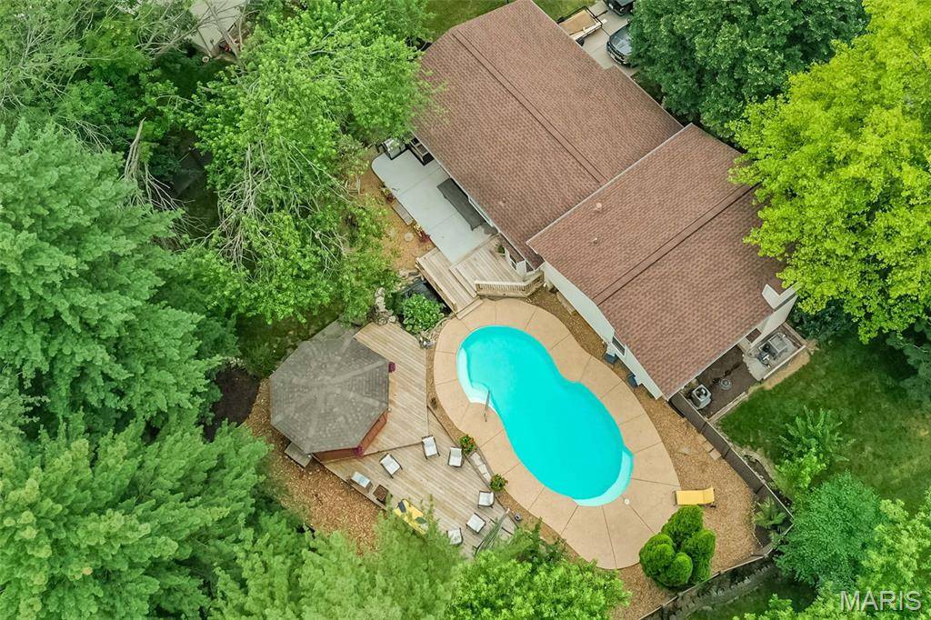 1917 Country Acres DR, St Peters, MO 63376