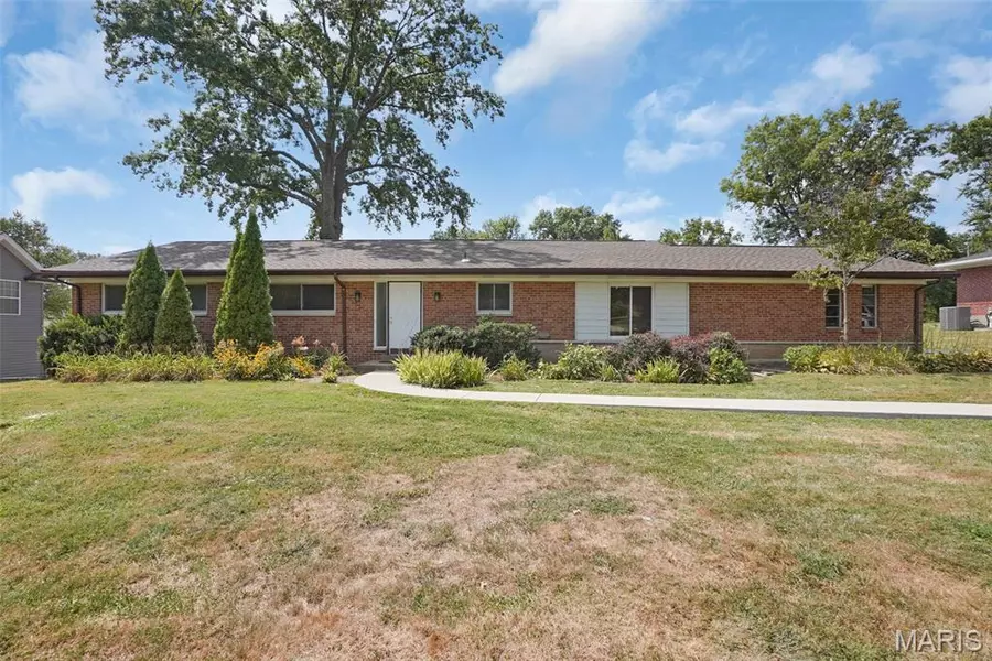 40 Country Fair LN, Creve Coeur, MO 63141