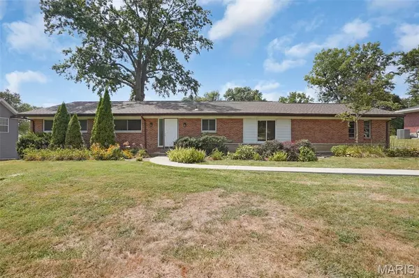 40 Country Fair LN, Creve Coeur, MO 63141