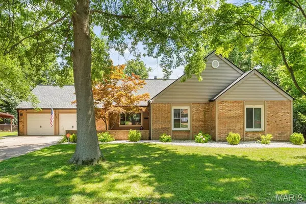 812 Vassar DR, Edwardsville, IL 62025