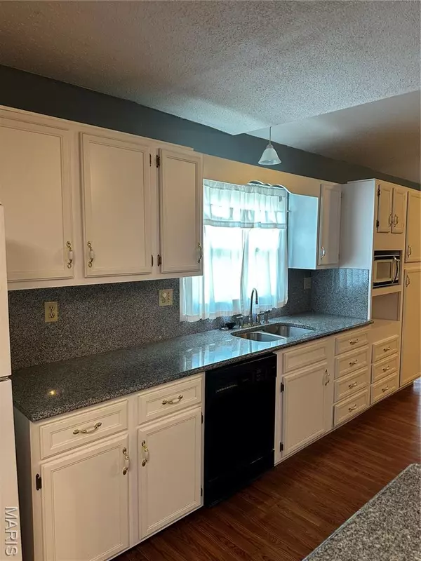 Hazelwood, MO 63042,523 Foxtrail DR