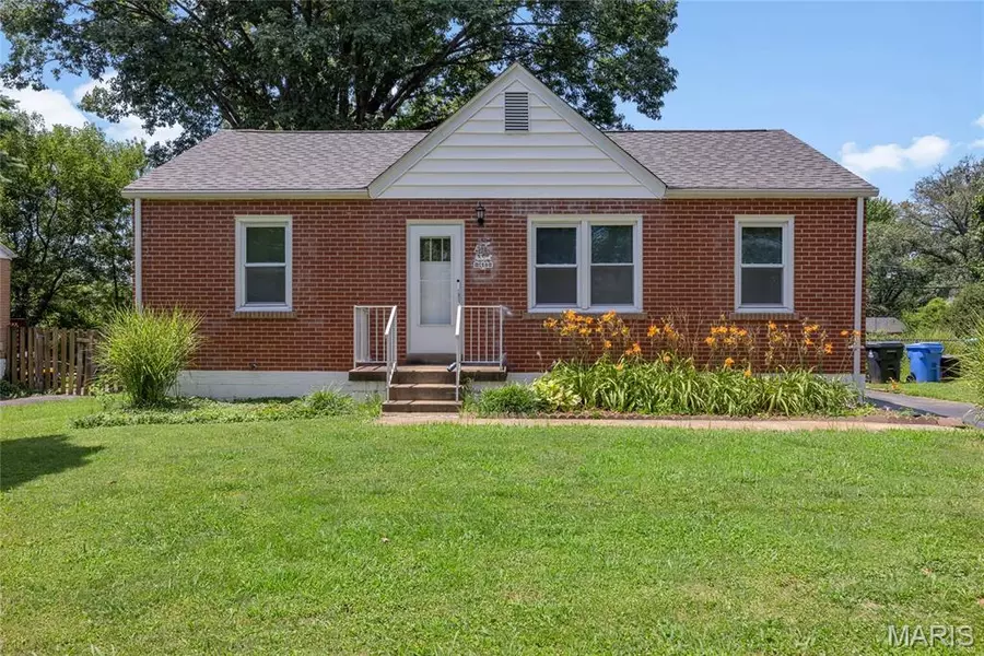1485 E Duchesne DR, Florissant, MO 63031