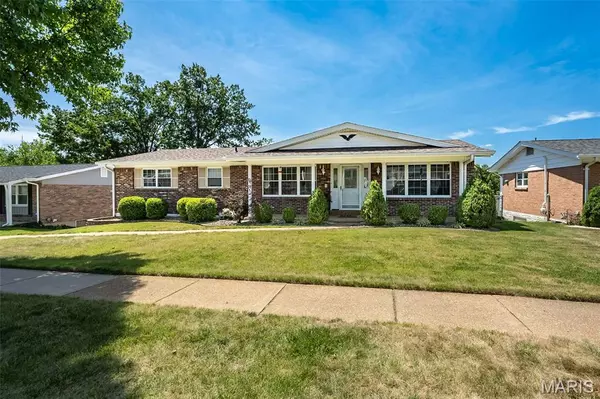 St Louis, MO 63129,3228 Hedgetree LN