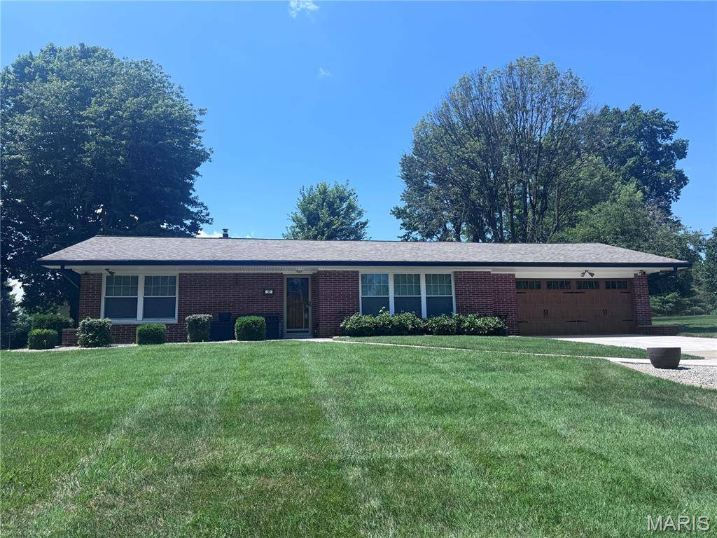 39 Circle DR, Fairview Heights, IL 62208