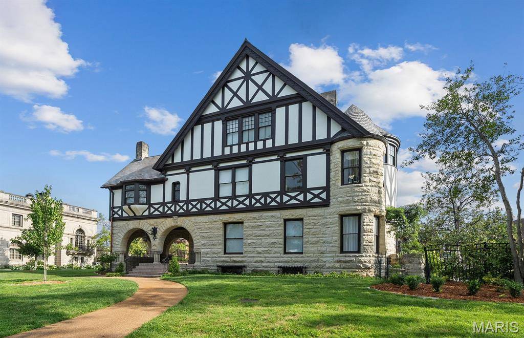 29 Portland PL, St Louis, MO 63108