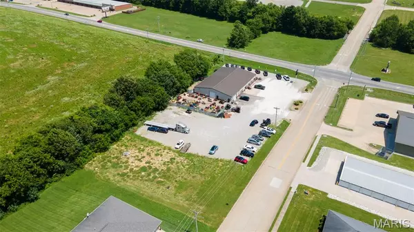 202 & 204 W Deerwood DR, Jackson, MO 63755