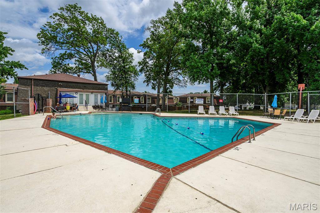 4294 Chateau De Ville DR #G, Unincorporated, MO 63129
