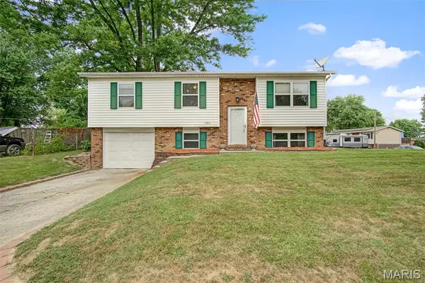 17615 Lesabre CT, Brighton, IL 62012