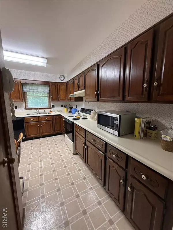 Louisiana, MO 63353,216 East AVE