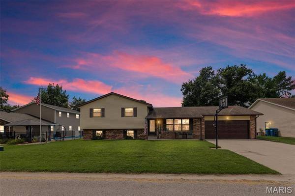 207 Peach LN, New Baden, IL 62265