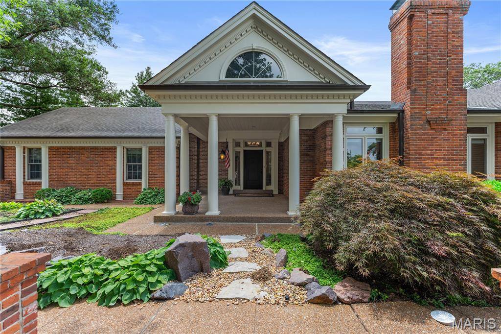 19 Woodbridge Manor RD, Creve Coeur, MO 63141
