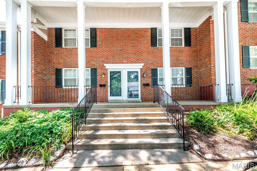 1661 E Swan CIR, Brentwood, MO 63144