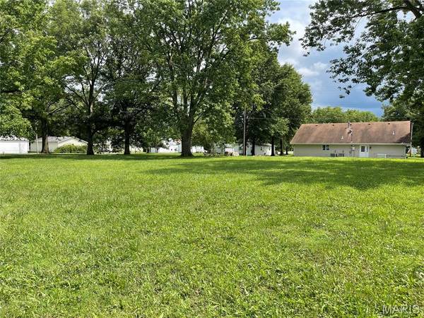 206 E Pocahontas RD, Highland, IL 62249