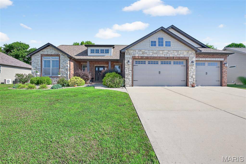 8035 Radcliffe PL, Troy, IL 62294