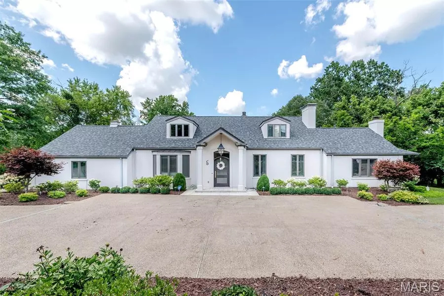 5 Huntleigh Downs RD, Frontenac, MO 63131