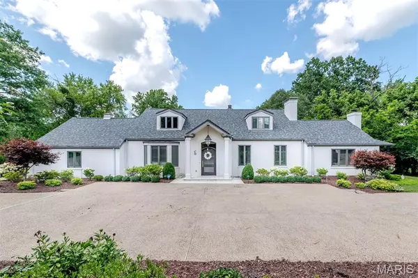 5 Huntleigh Downs RD, Frontenac, MO 63131