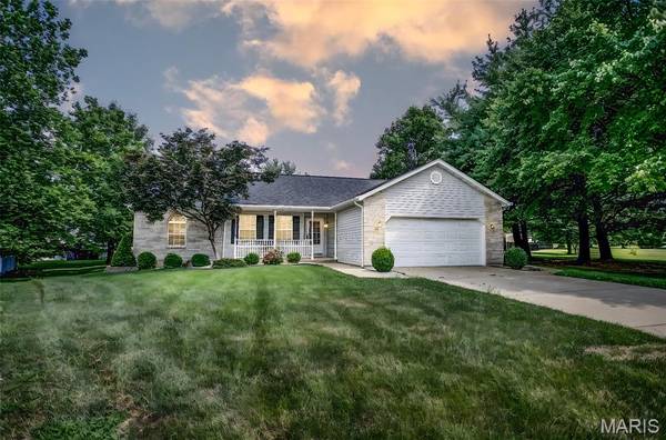 2305 Field Point DR, Maryville, IL 62062