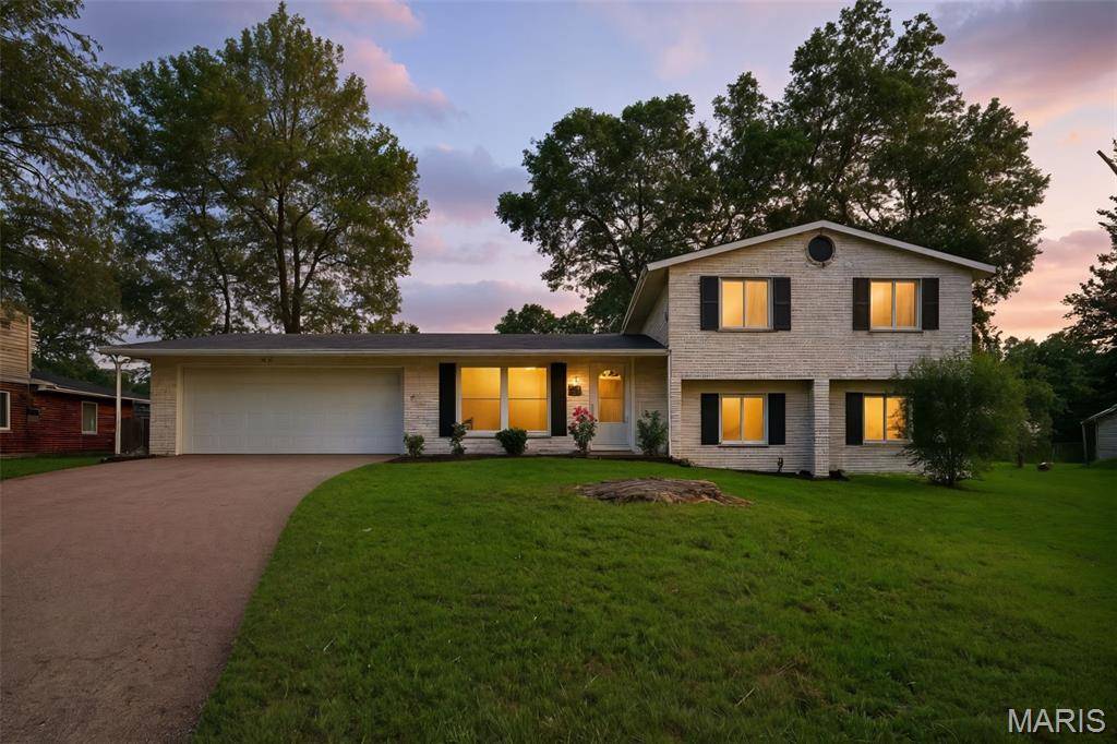 3230 Venus LN, Maryland Heights, MO 63043