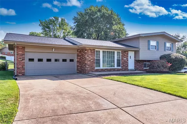 9338 Queenston DR, Crestwood, MO 63126