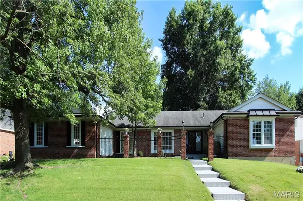 Florissant, MO 63033,6660 Lakeside Hills DR