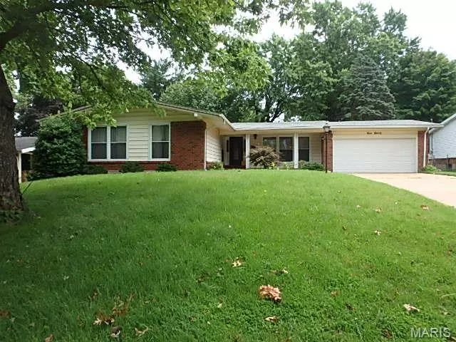 990 Saddle DR, Florissant, MO 63033