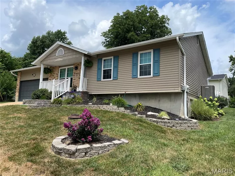 1735 Ballard DR, Imperial, MO 63052