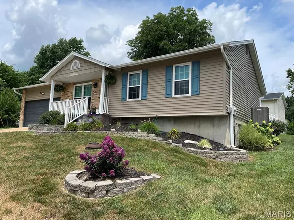 1735 Ballard DR, Imperial, MO 63052