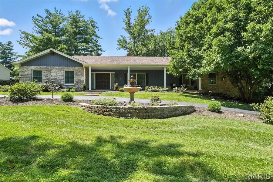 10648 Charlamar LN, Sunset Hills, MO 63128