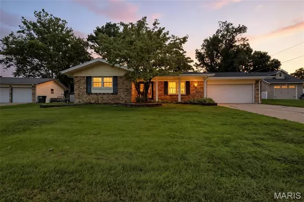 3492 Huntington LN, St Charles, MO 63303