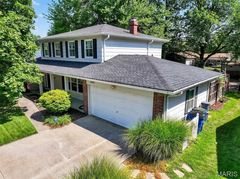 2524 Westport LN, St Charles, MO 63301