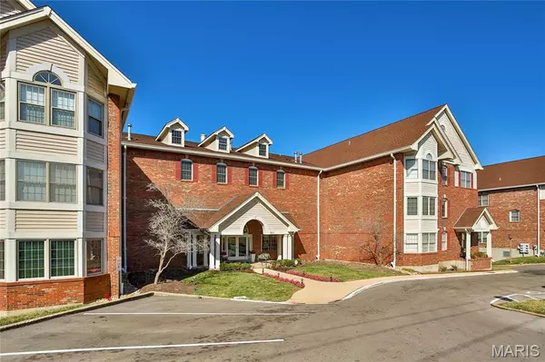 561 Sarah LN #107, Creve Coeur, MO 63141