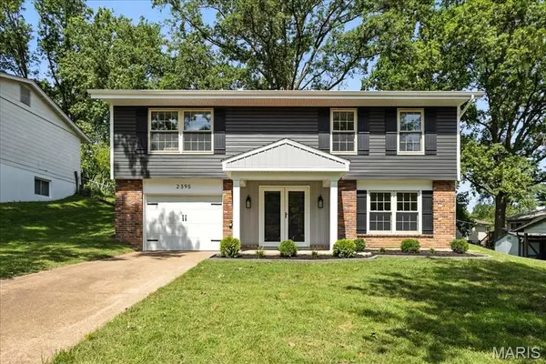 2395 Wesford DR, Maryland Heights, MO 63043