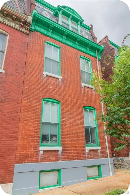 2404 Menard, St Louis, MO 63104
