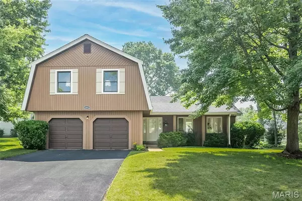 16012 Clarkson Woods DR, Chesterfield, MO 63017