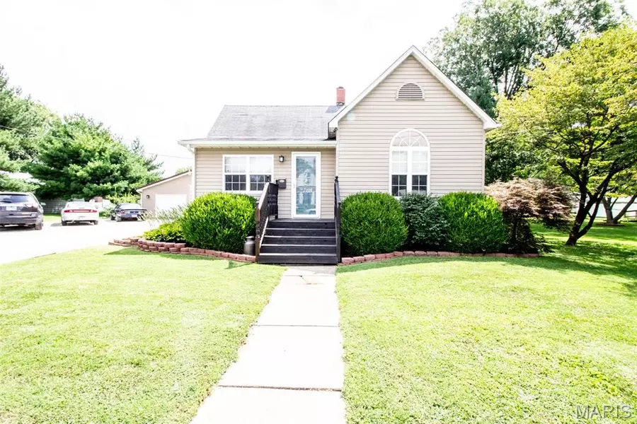 708 N Hibbard ST, Staunton, IL 62088