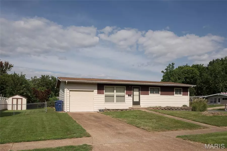 475 Moule DR, Florissant, MO 63031
